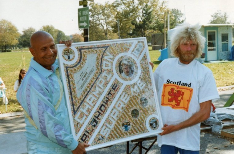 Sri Chinmoy and Al Howie at the award ceremony of the 1300 Mile race